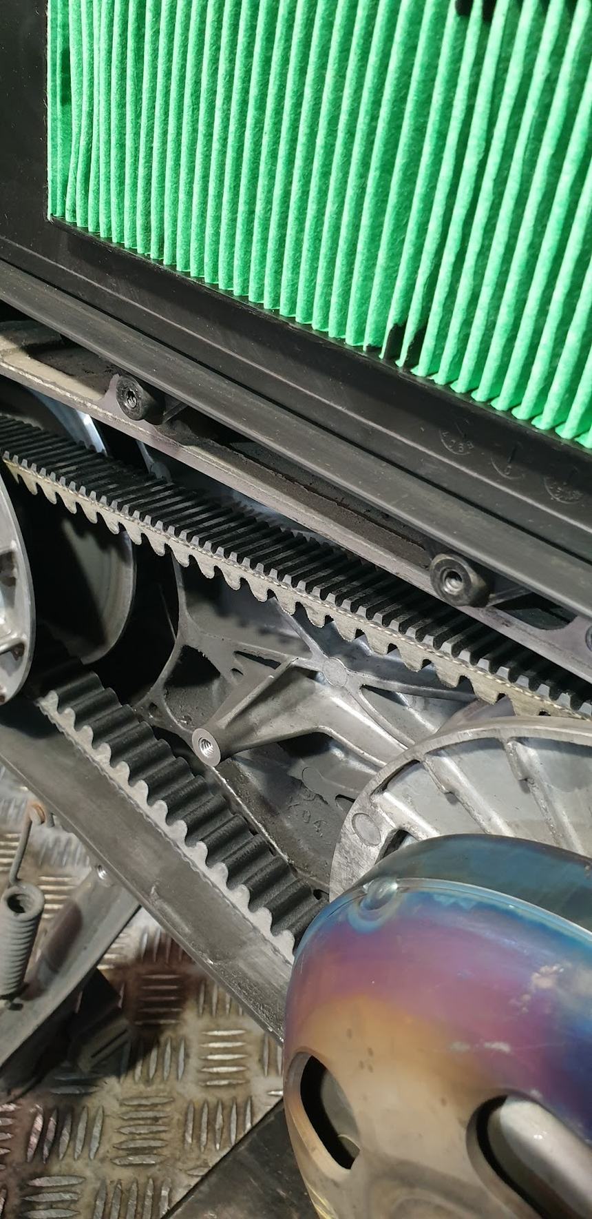Dettaglio meccanico di un mezzo in lavorazione