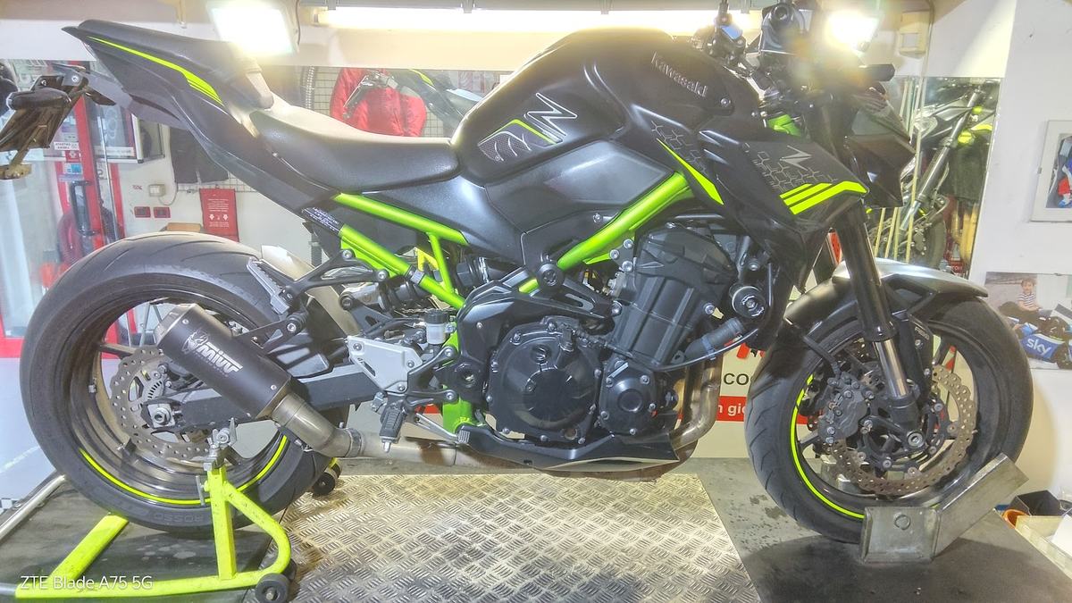 L'interno dell'officina Top Motoscooter, con una moto sul cavalletto