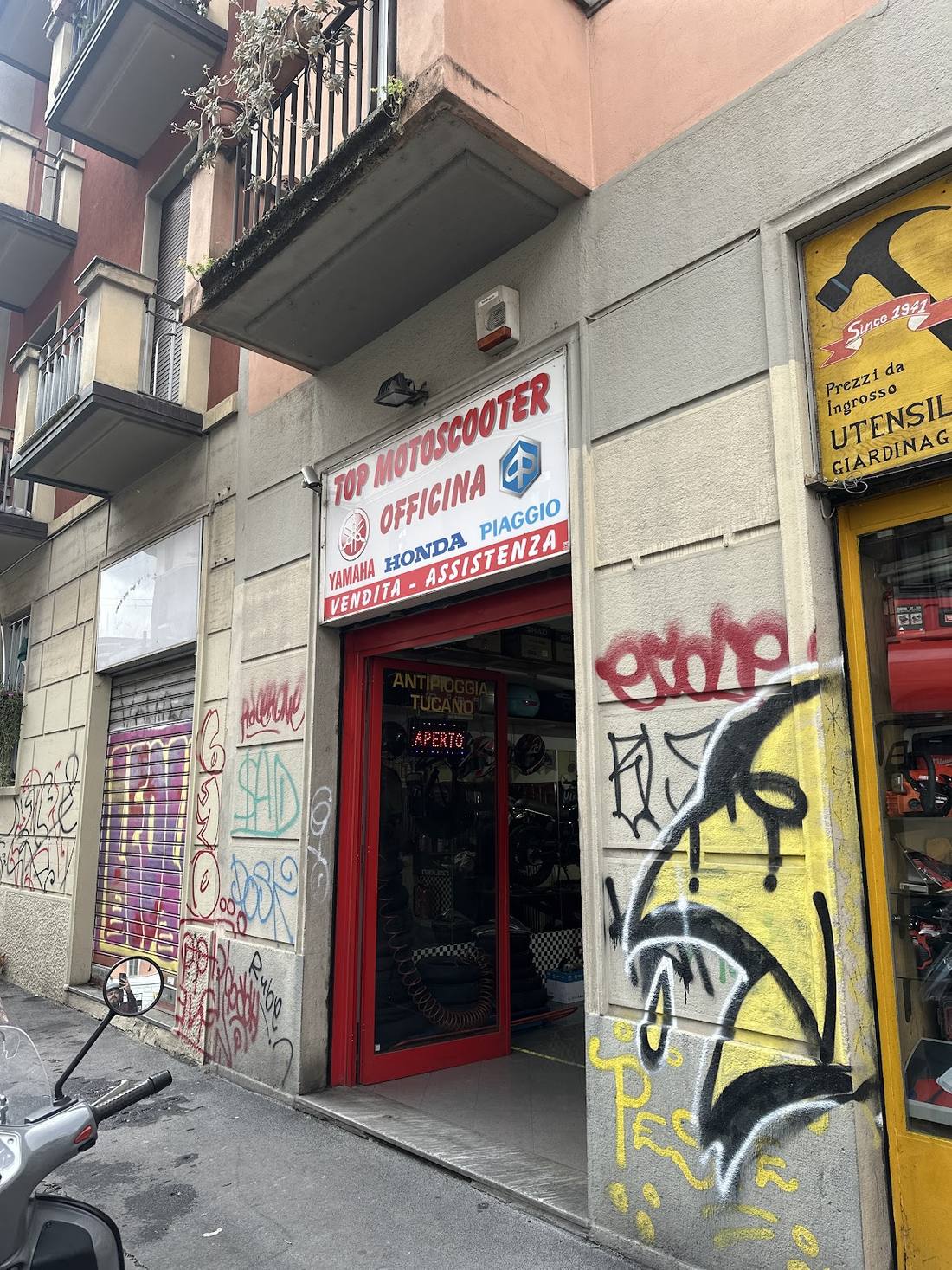 L'ingresso di Top Motoscooter in Via Giuseppe Meda a Milano, con l'insegna dell'officina