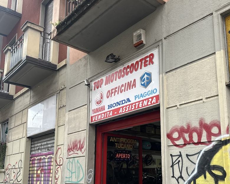 L'ingresso di Top Motoscooter in Via Giuseppe Meda a Milano, con l'insegna dell'officina